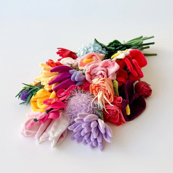 NEW CJ Hendry 2025 Flower Market bouquet 27 flowers - Picture 2 of 16